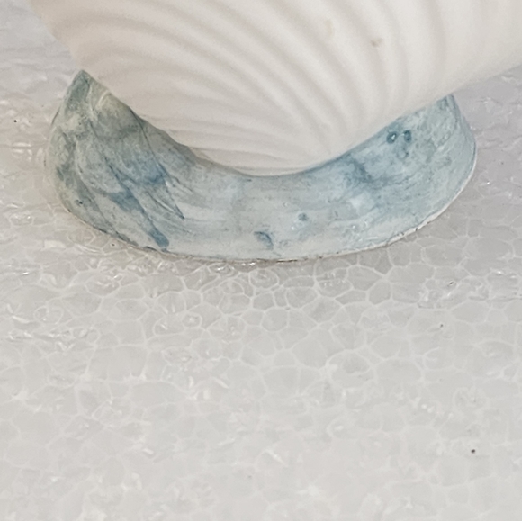 Shiken Bone China Clam Shell Salt & Pepper Shakers - Picture 8 of 9